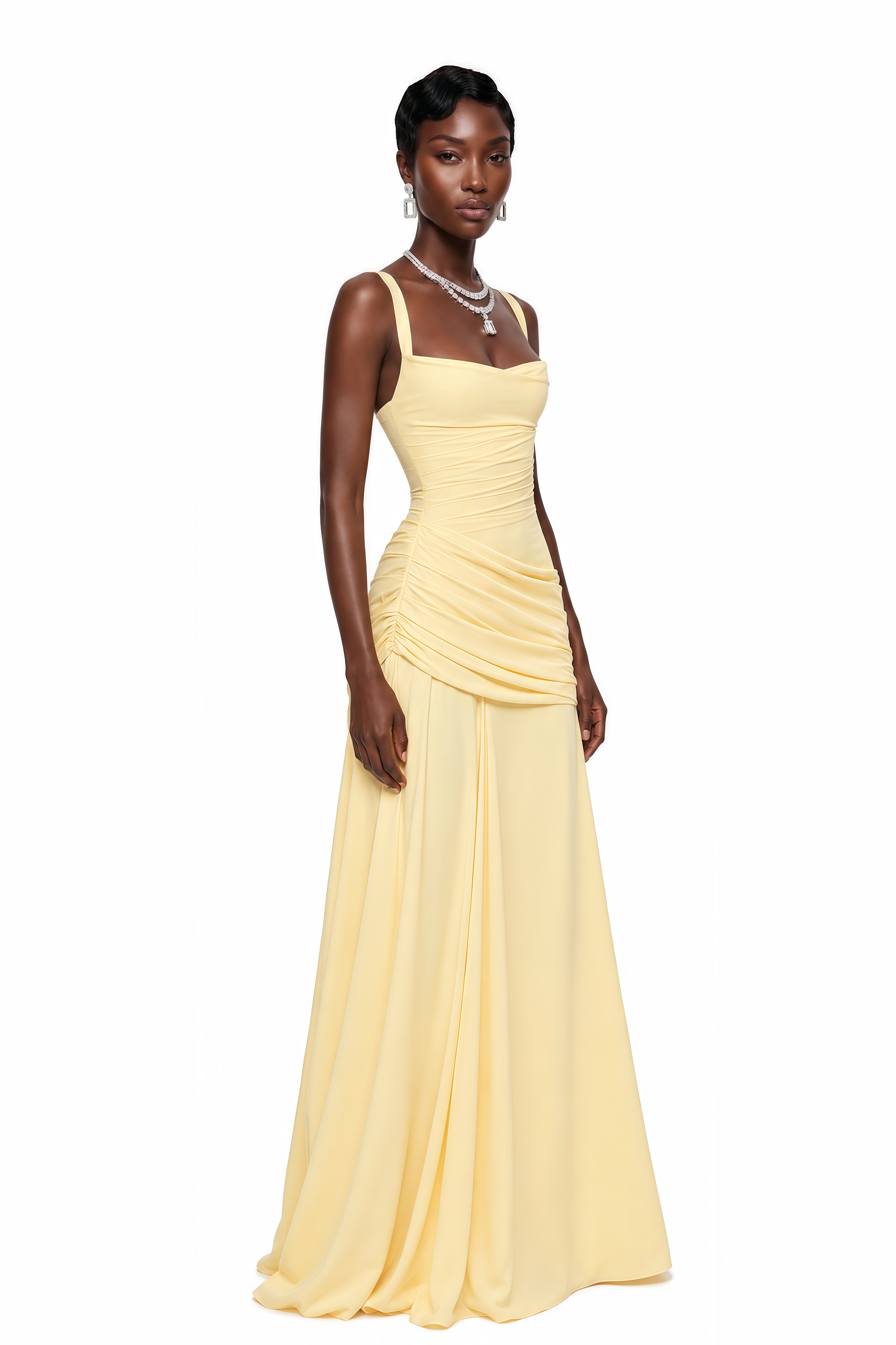 Robe longue jaune à larges bretelles, avec un corsage froncé et une jupe drapée asymétrique