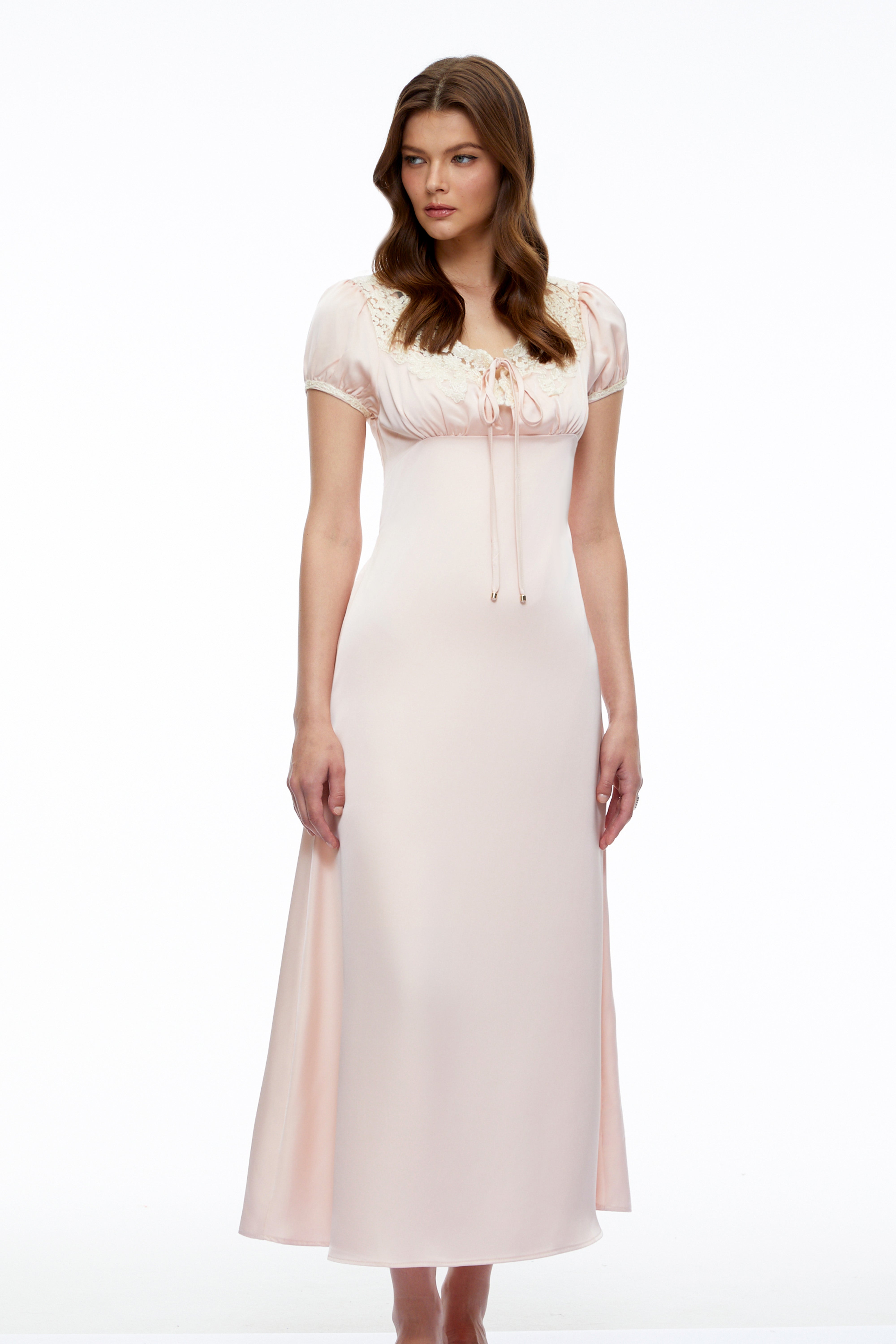 Robe mi-longue en satin rose Sloane avec col en dentelle