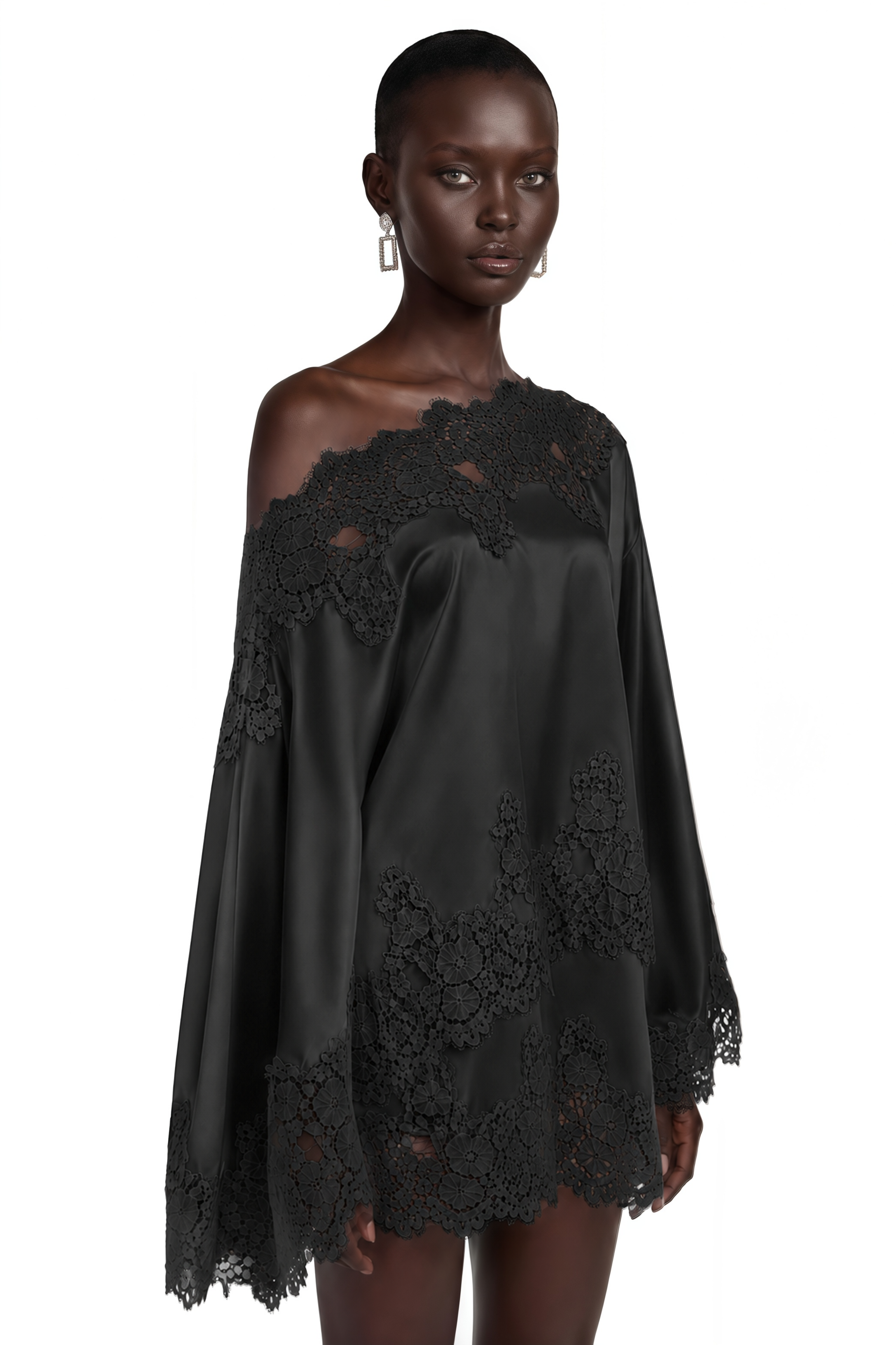 Ensemble Sophia noir composé d'un haut à une épaule et d'une jupe, orné de dentelle noire