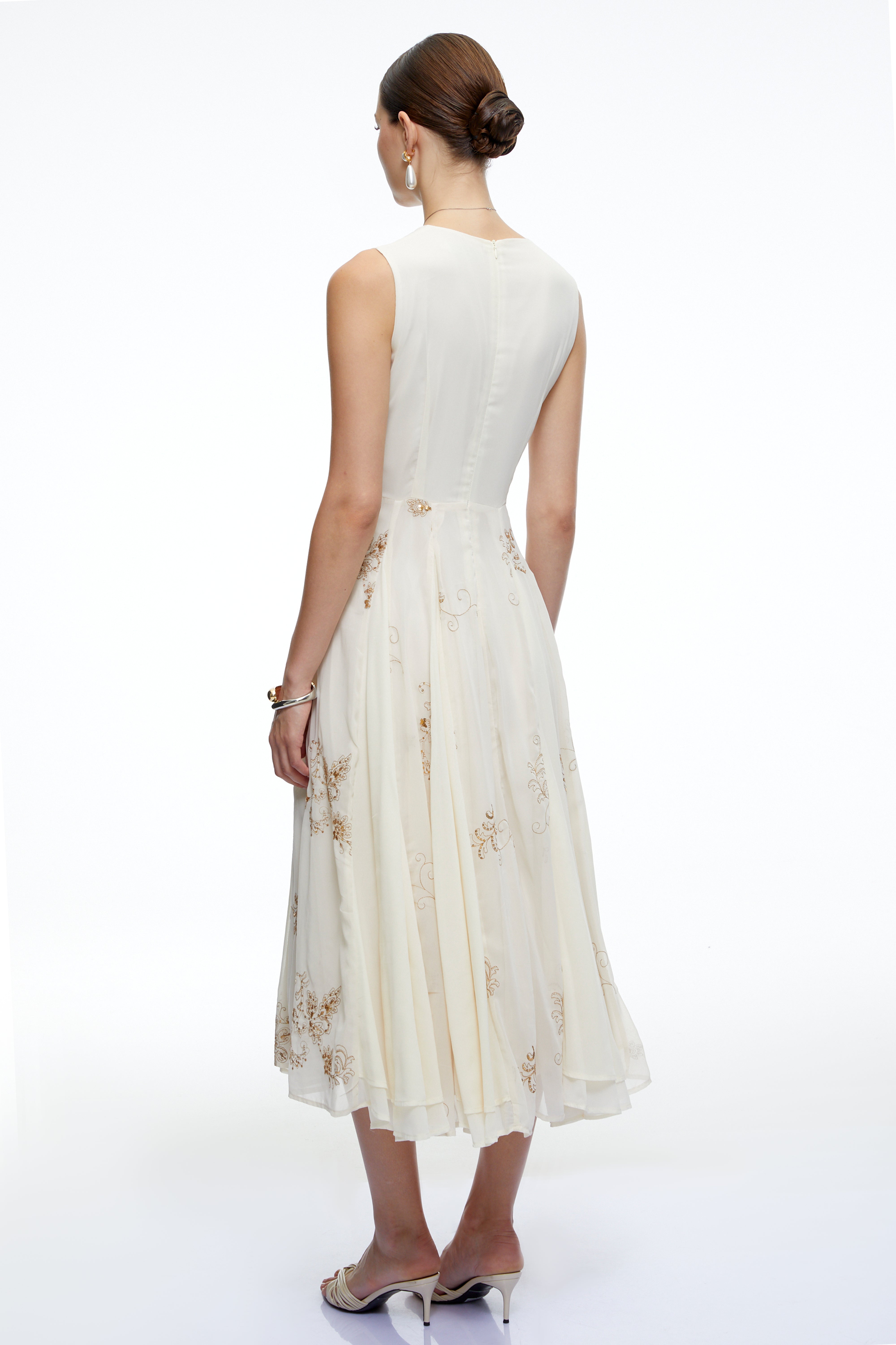 Robe midi « Sorrel White » à motifs floraux brodés