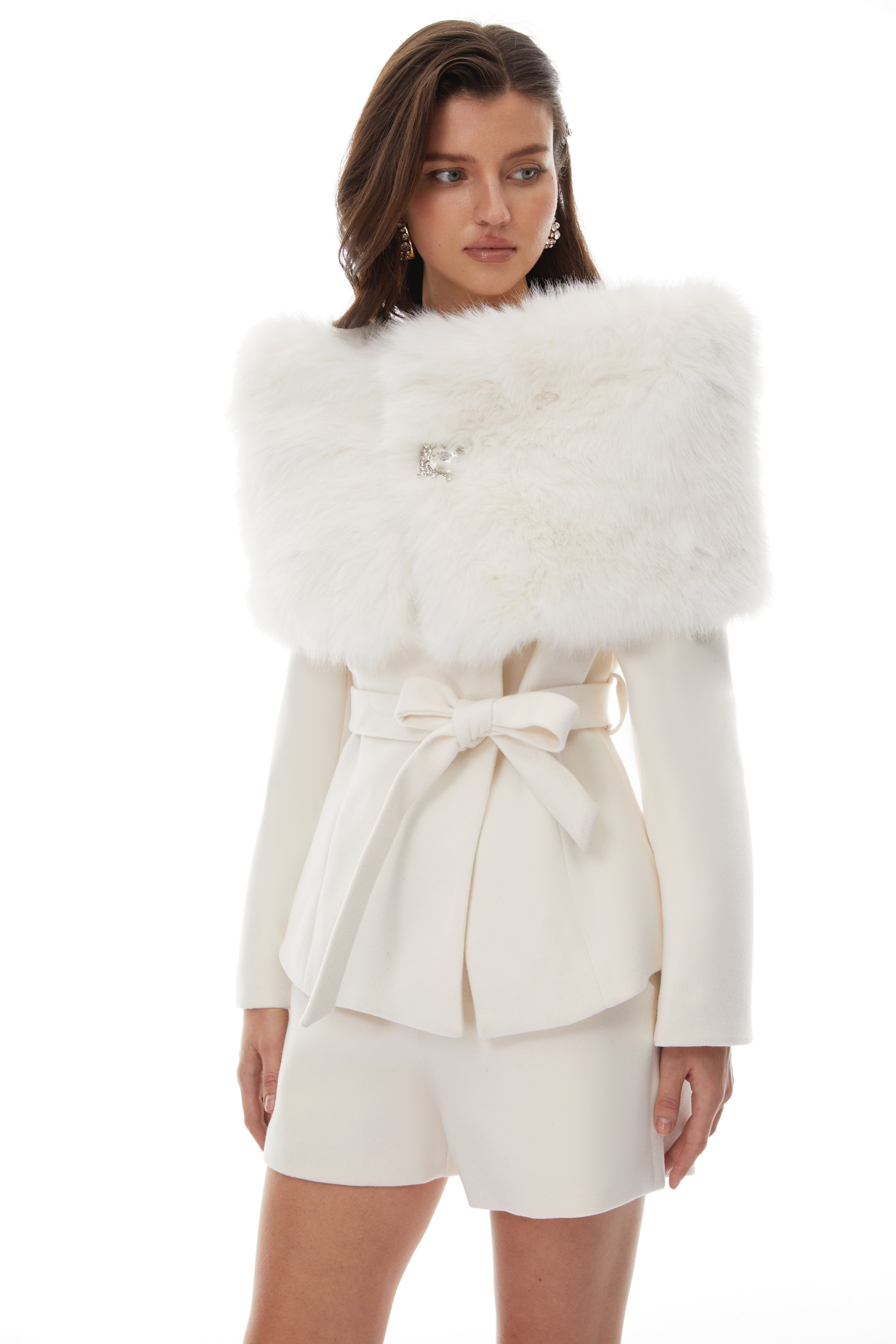 Ensemble Unndís : châle en fourrure blanche, veste en laine et short