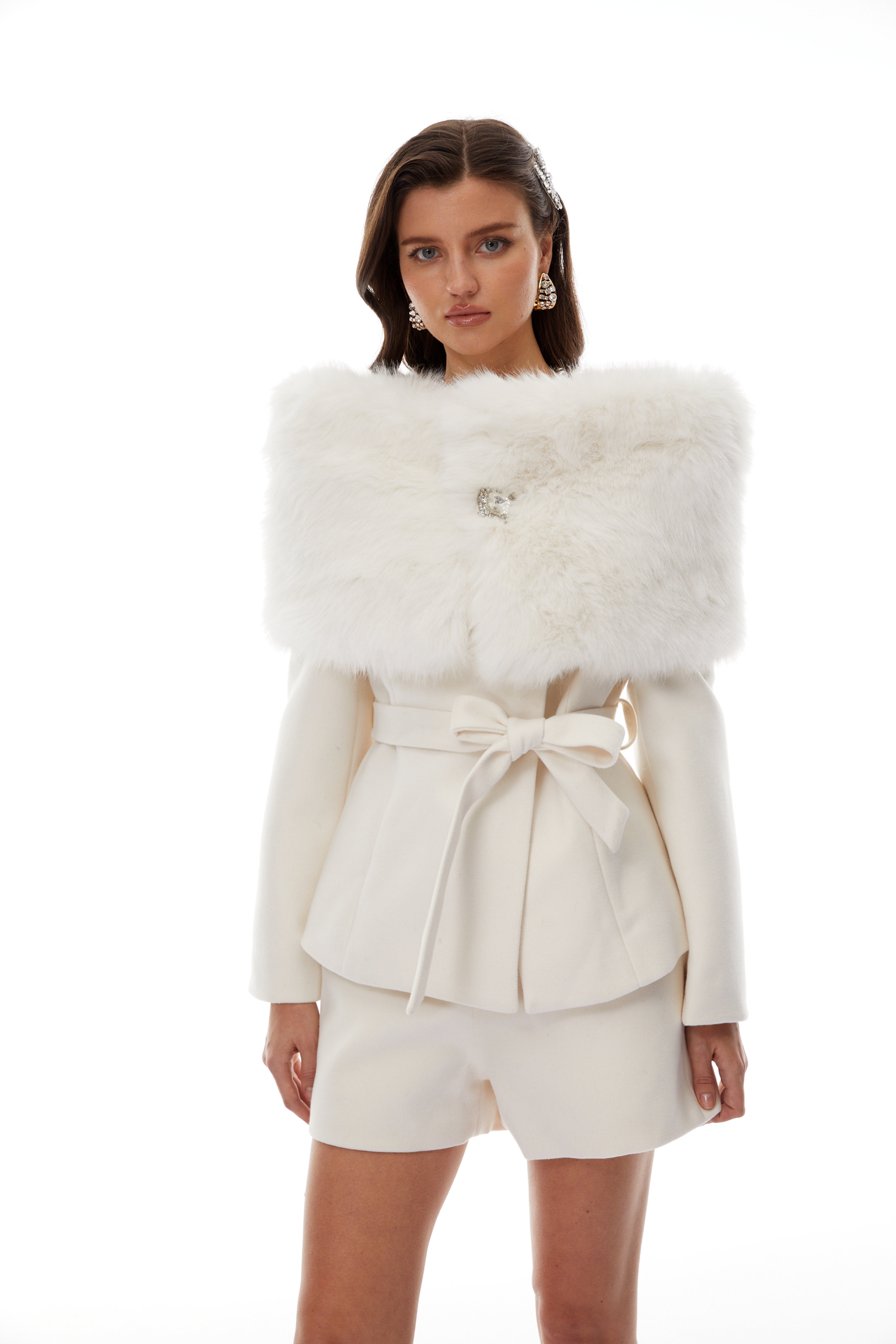 Ensemble Unndís : châle en fourrure blanche, veste en laine et short