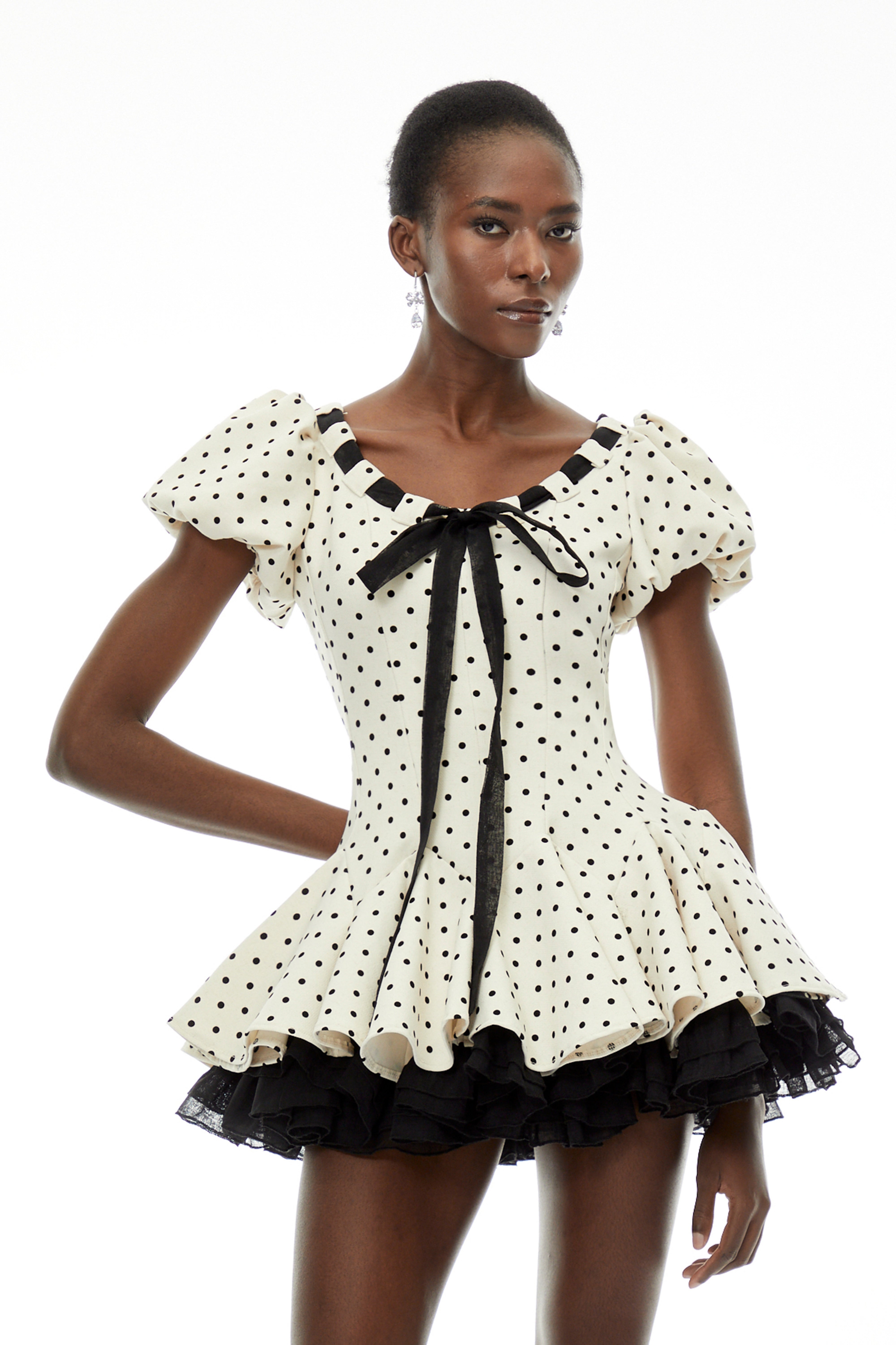 Mini-robe Wania blanche à pois avec nœud sur le devant