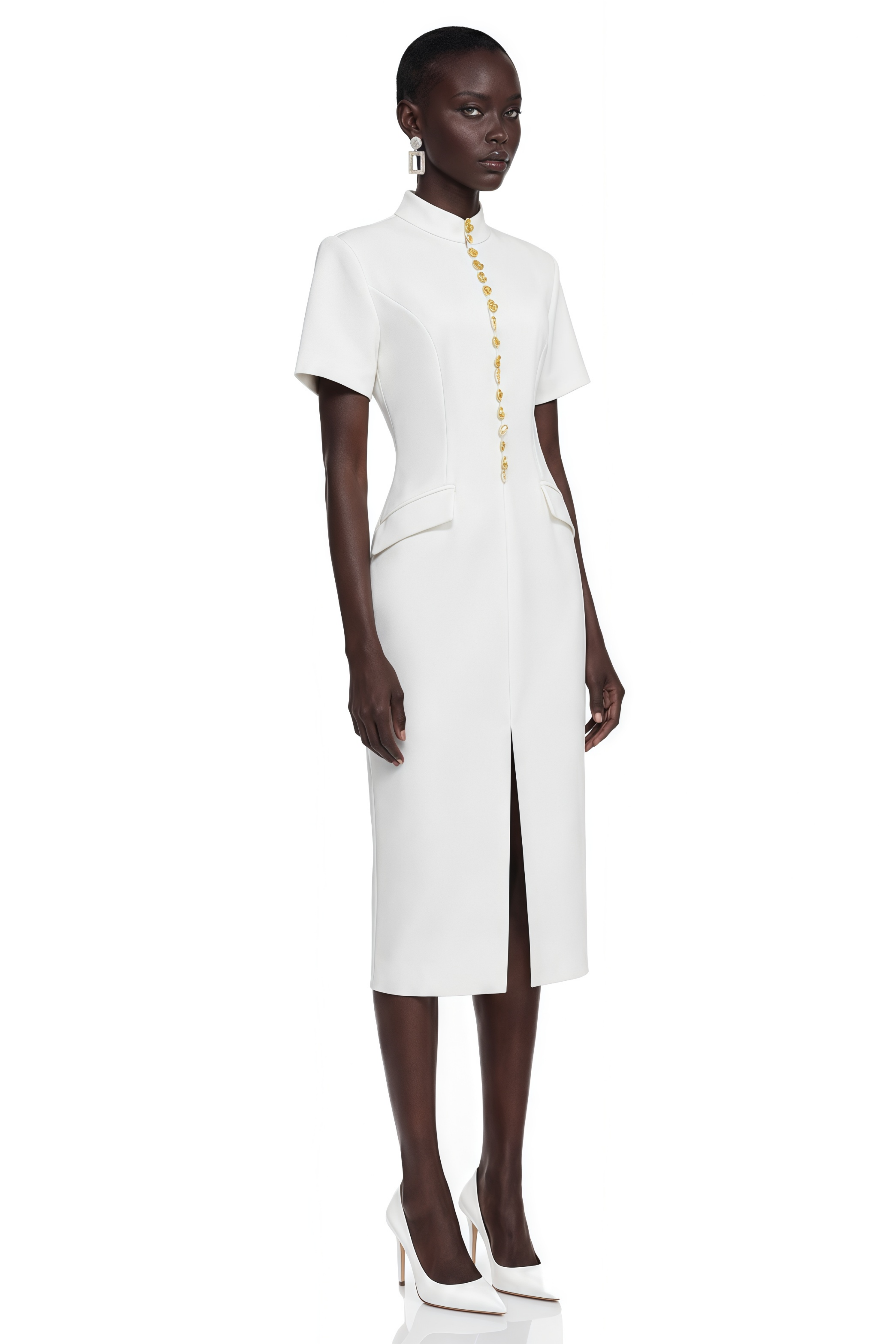 Robe mi-longue Xanthe blanche à col montant, boutons dorés et fente