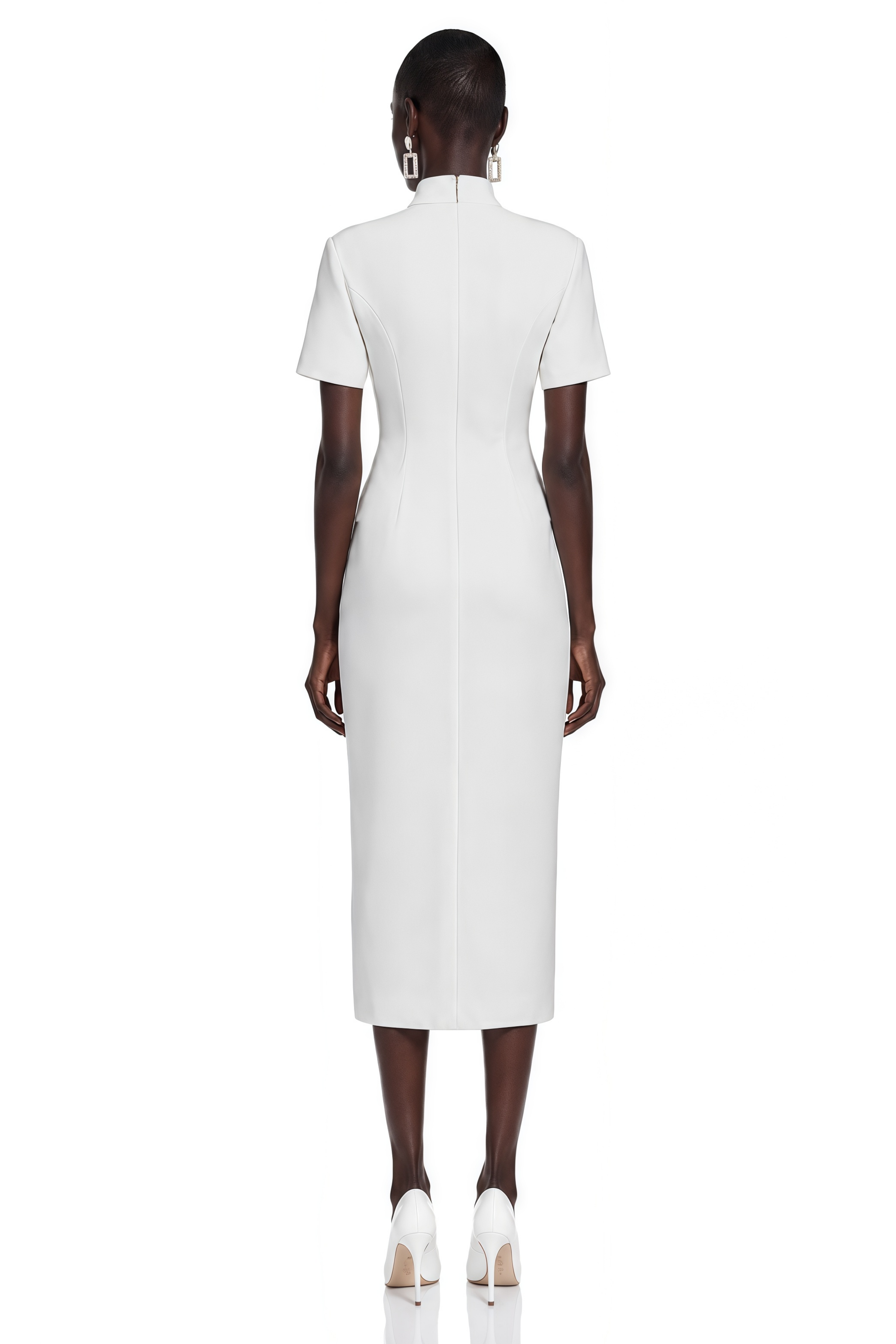 Robe mi-longue Xanthe blanche à col montant, boutons dorés et fente