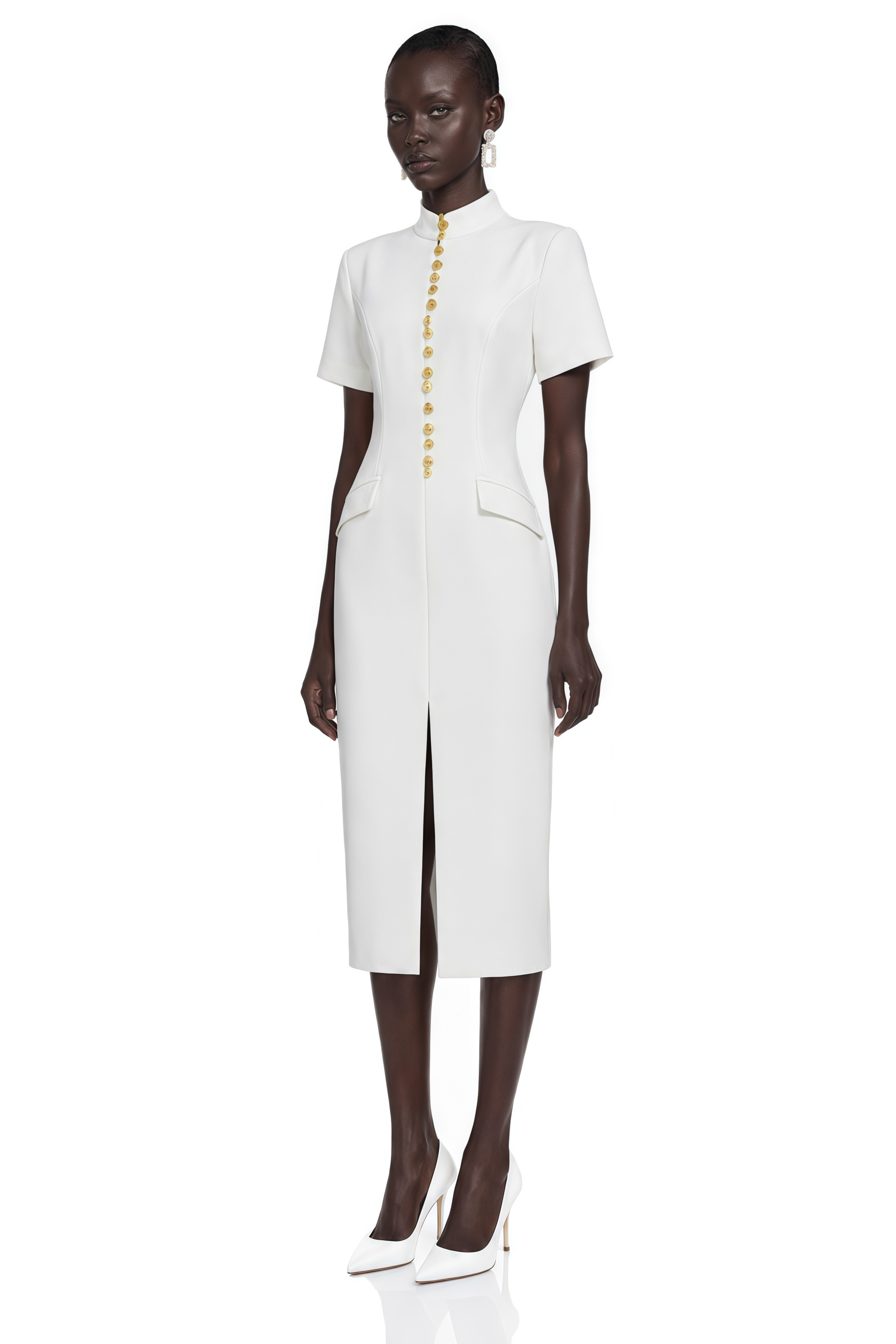 Robe mi-longue Xanthe blanche à col montant, boutons dorés et fente
