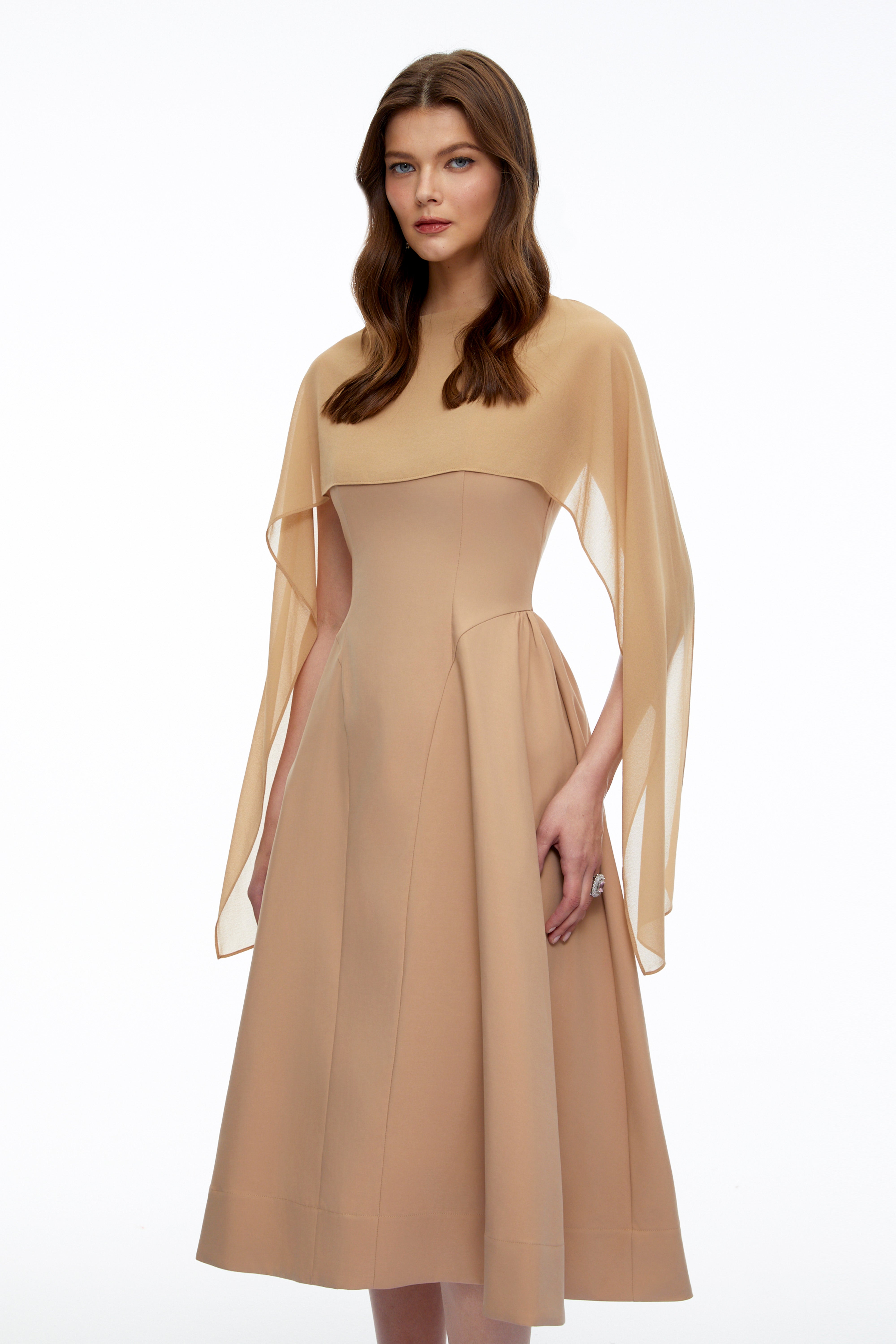 Robe midi plissée Zeynep, couleur neutre, avec cape