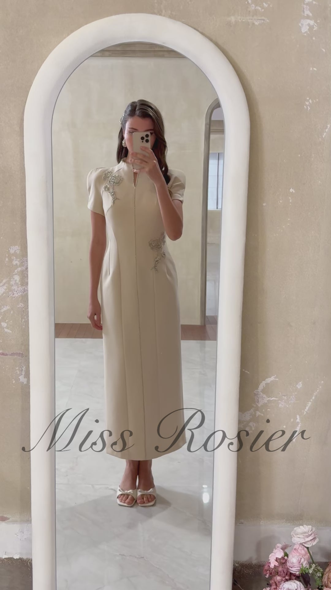 Robe mi-longue à motifs floraux et cristaux