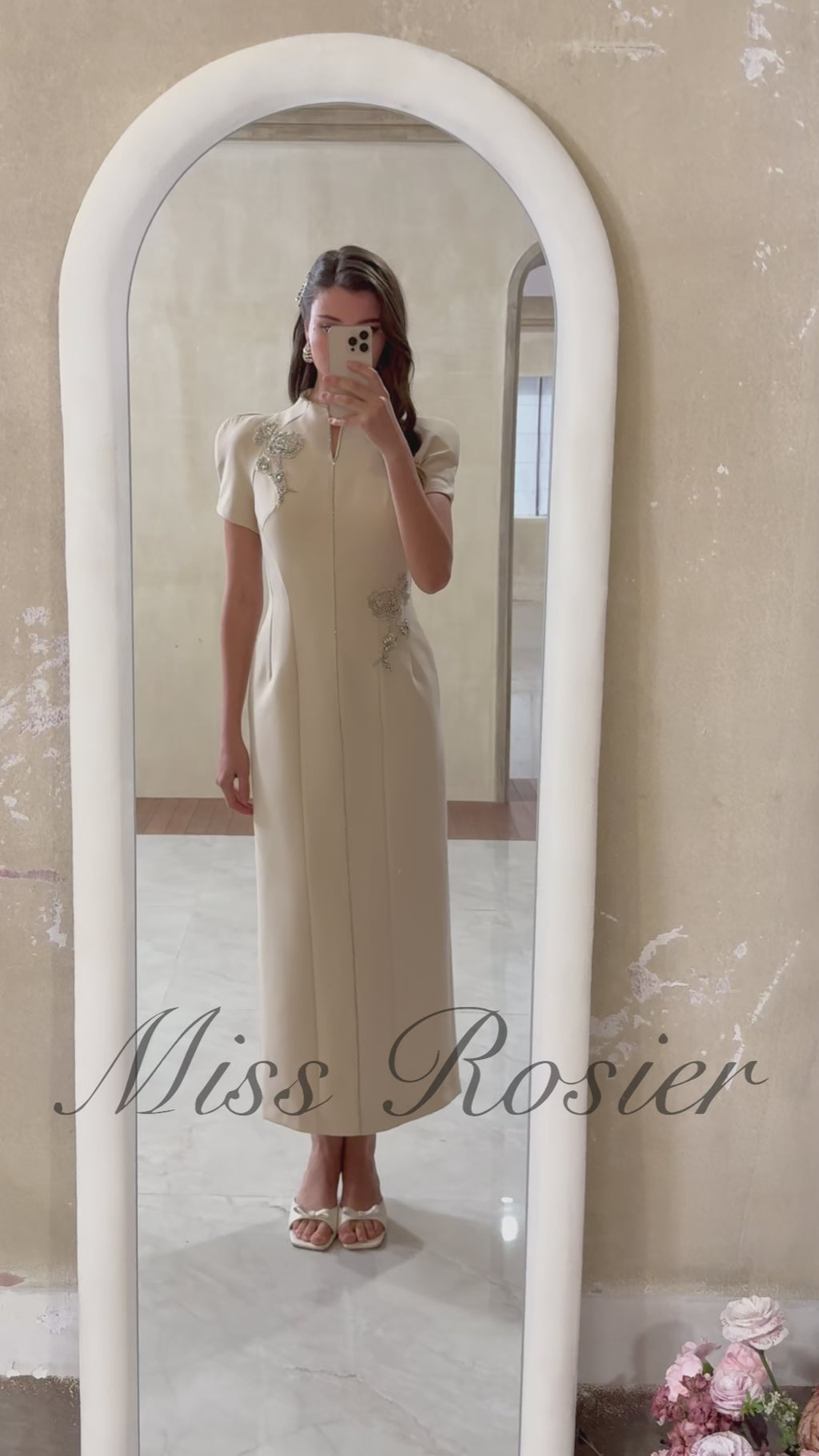 Robe mi-longue à motifs floraux et cristaux