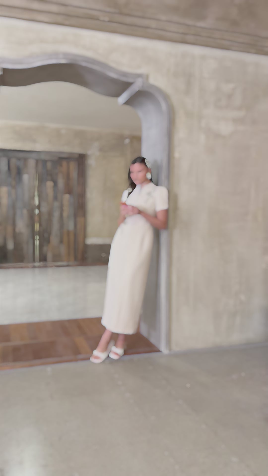 Robe mi-longue à motifs floraux et cristaux