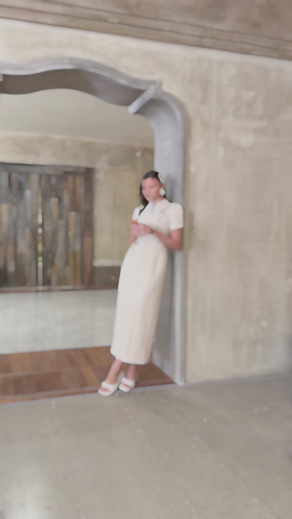 Robe mi-longue à motifs floraux et cristaux