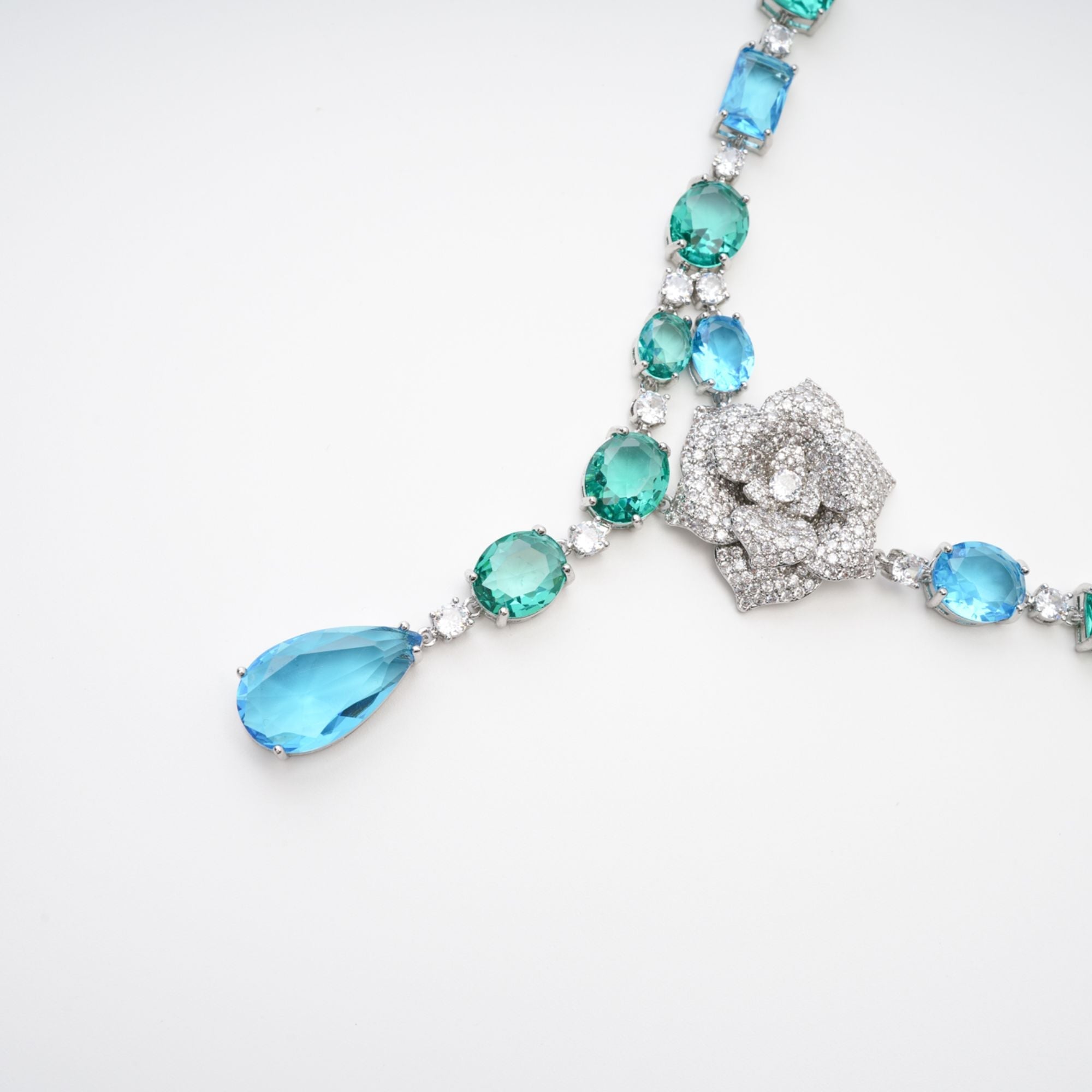 Collier pendentif en cristal « Yvette » - Miss Rosier - Boutique en ligne pour femmes